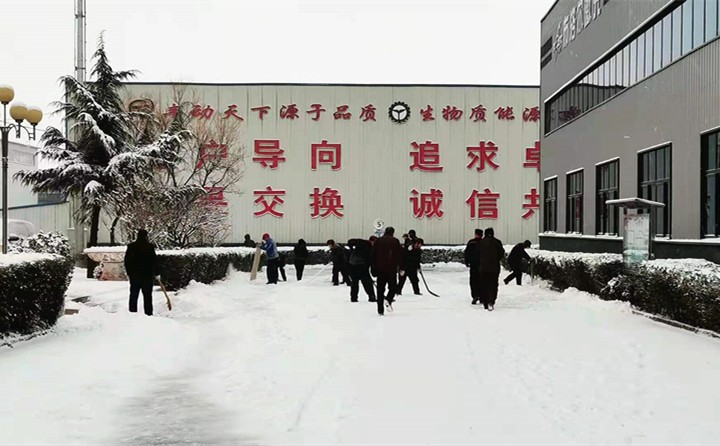 金格瑞顆粒機(jī)班組掃雪中.jpg